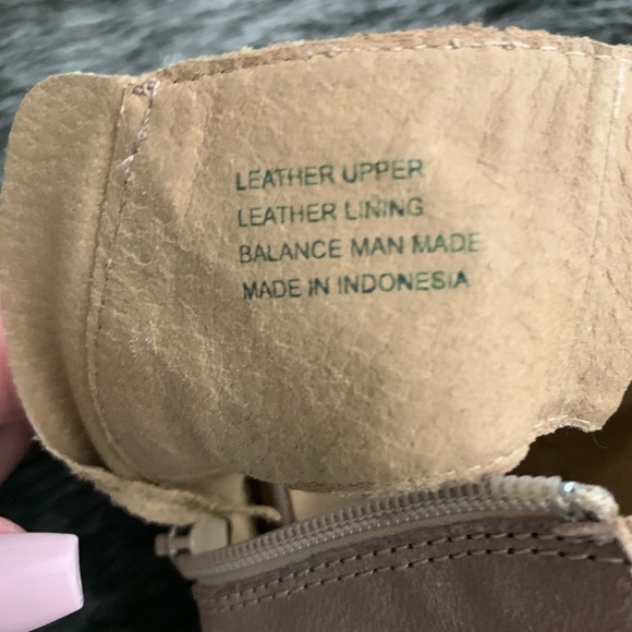 le chateau Tan Leather Sandals - Picture 5 of 6